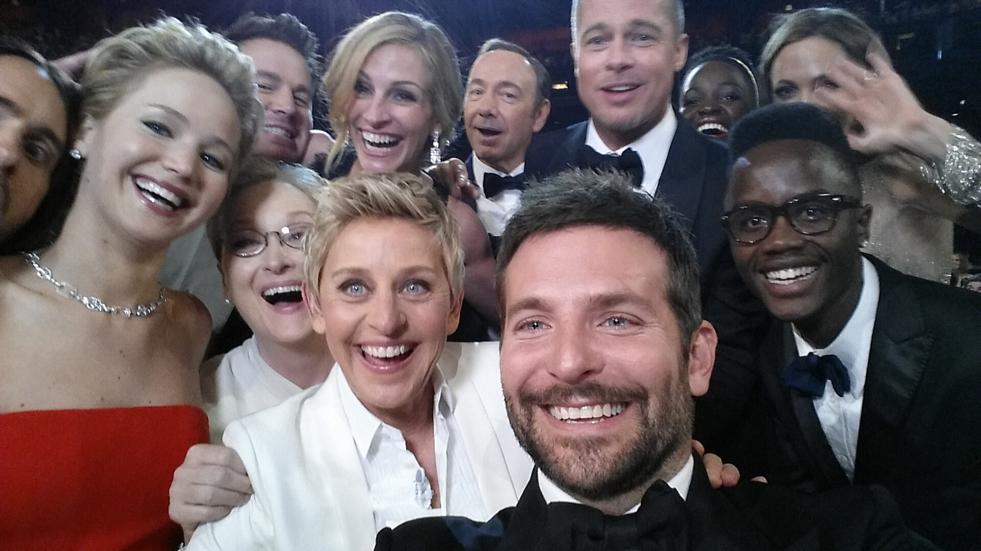  Zdjęcie typu selfie wykonane na gali rozdania Oscarów wykonane przez aktora Bradleya Coopera. Poza Cooperem na zdjęciu znajduje dużo znanych uśmiechniętych osób, między innymi Meryl Streep, Brad Pitt, Jennifer Lawrence, Ellen Degeneres. 